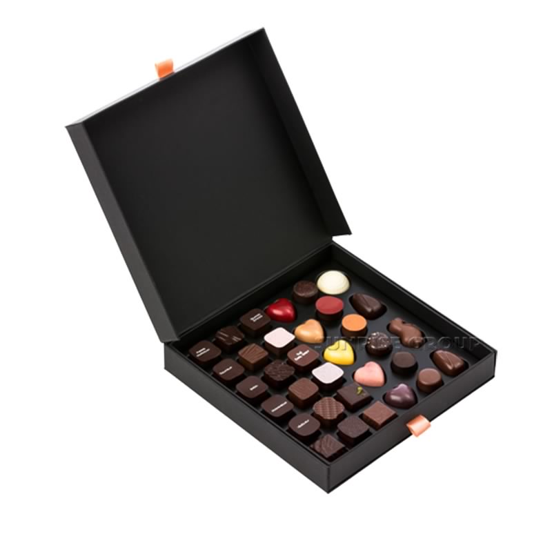 Bella confezione regalo di cioccolato con chiusura magnetica di cartone